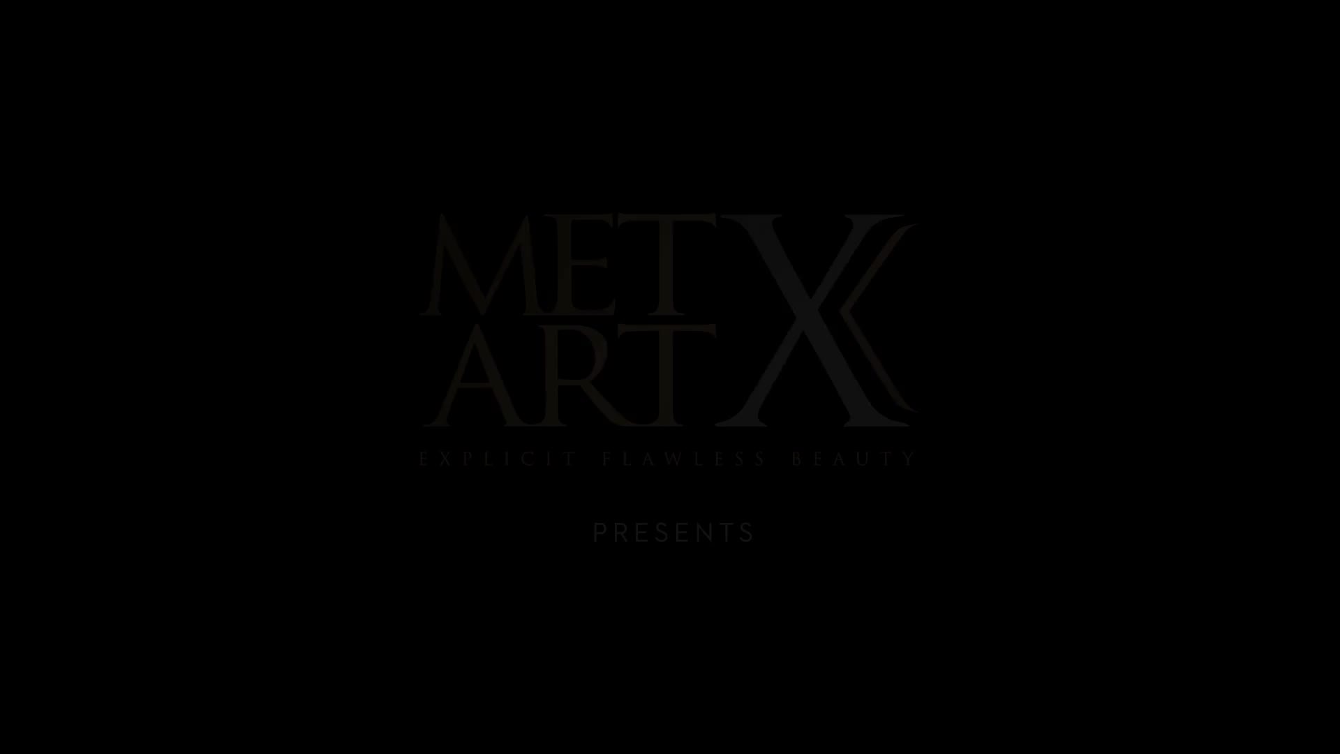 Sevgilisiyle telefondan konuşup azıyor