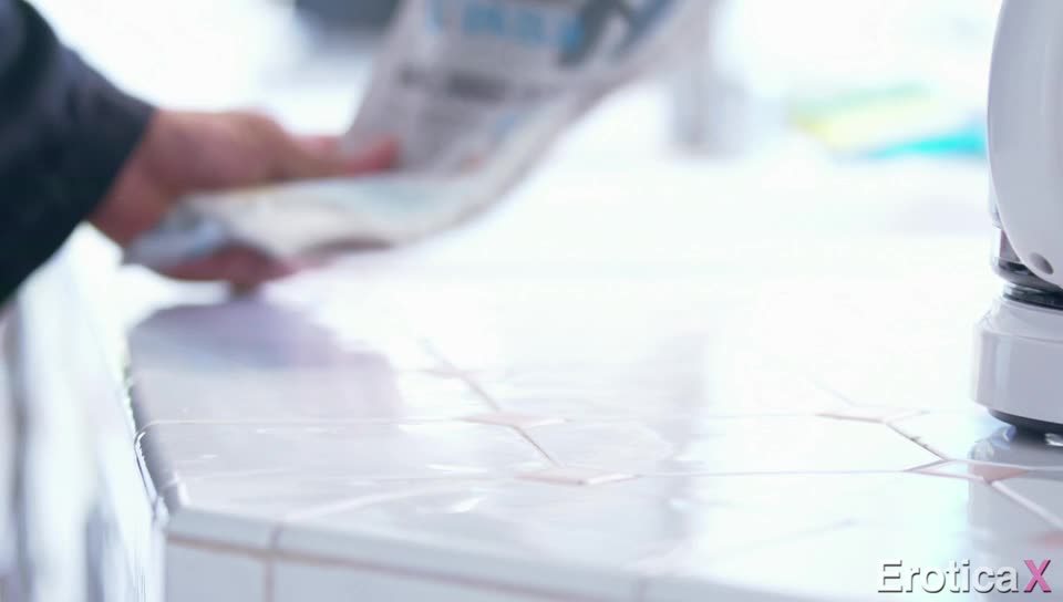 Banyoda sevgilisini ağarlıyor