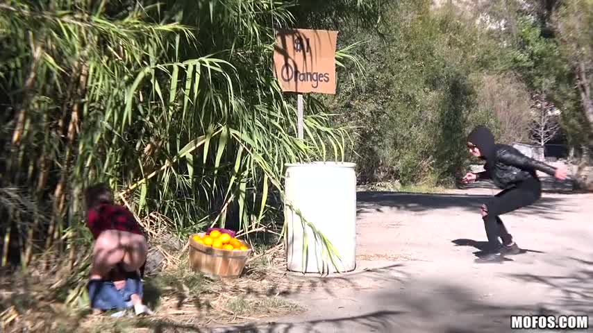 Genç kızı uygunsuz yakalıyor