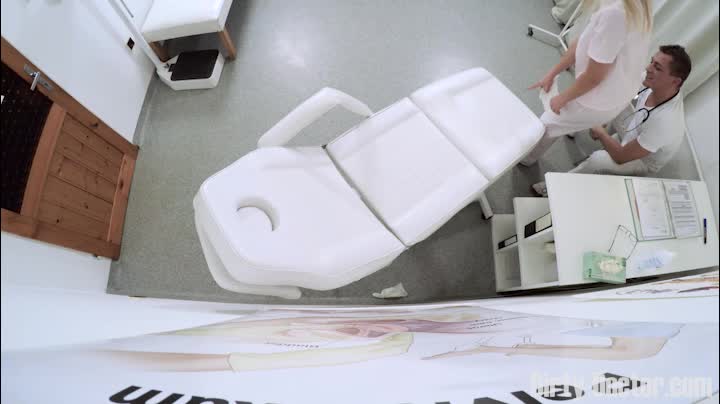 İlk önce asistanını sonra hastayı sikiyor