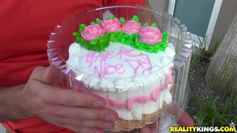 Pasta bahanesi ile kızı sikiyor