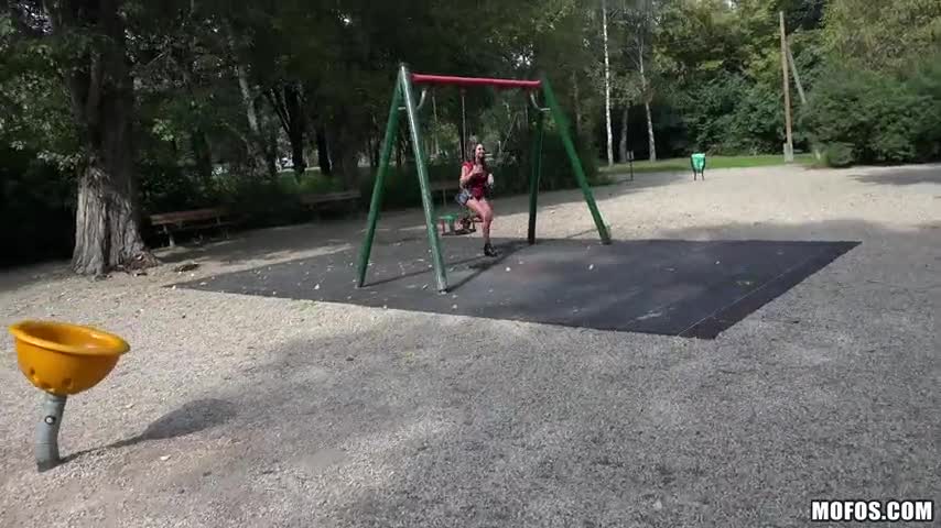 Parkta bulduğu kızı sikiyor