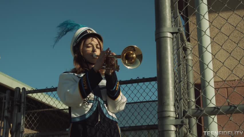 Elinde büyük şeyler isteyen kadın